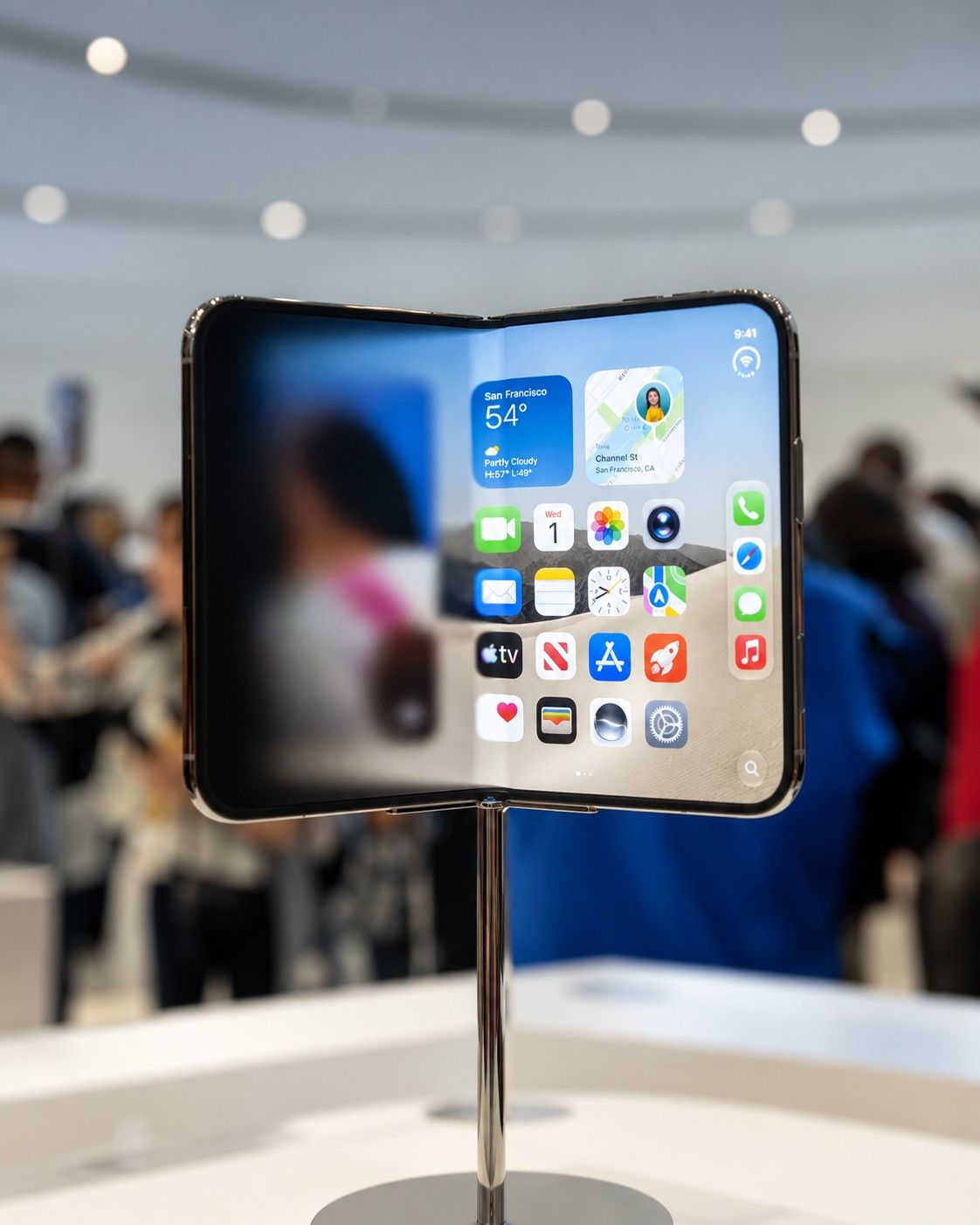 Apple-ov iPhone Duo rasprodat u pretprodaji, isporuke pomerene na 2027