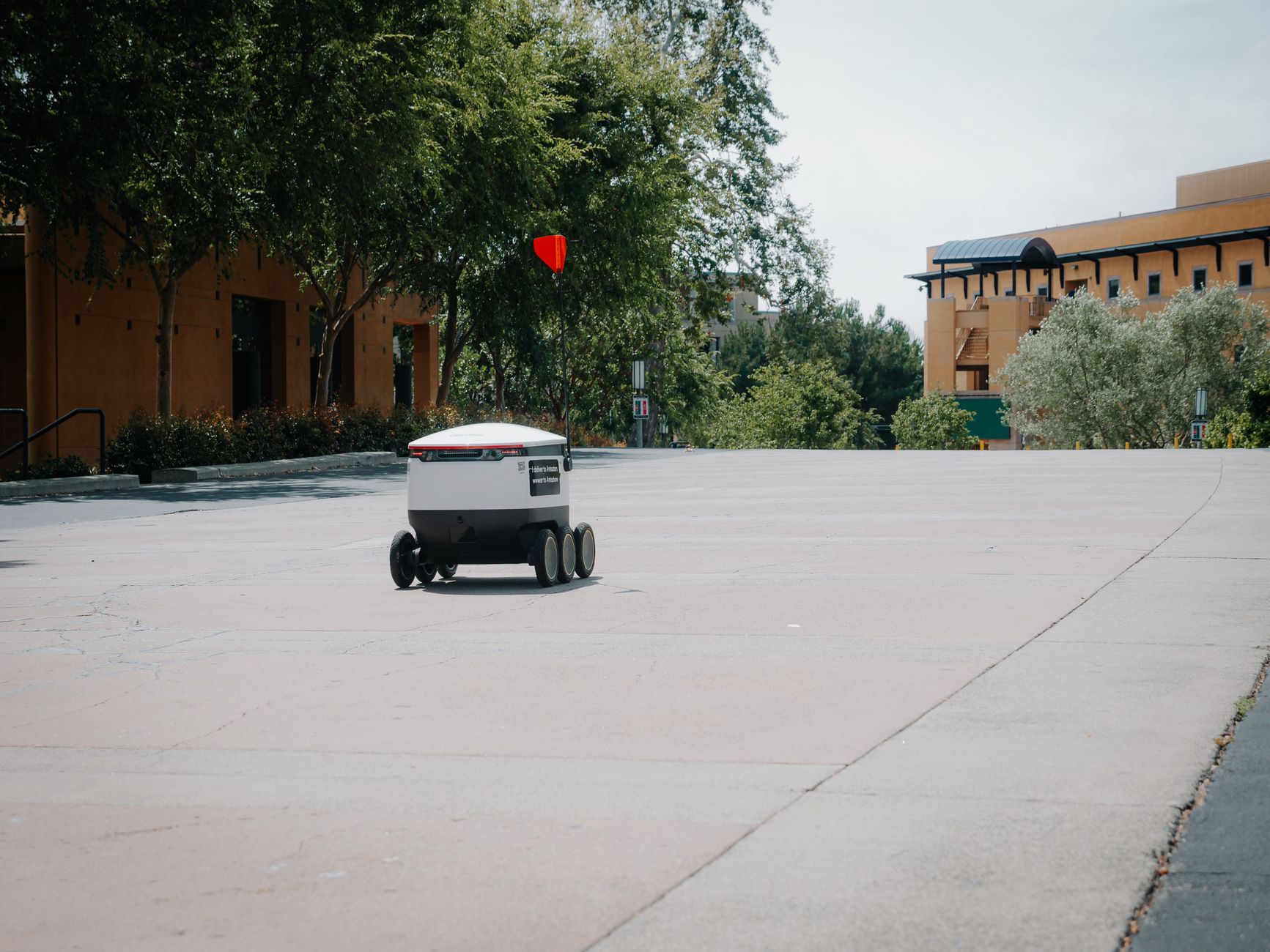 Roboti za dostavu optuženi da skeniraju lica kupaca i dele biometriju